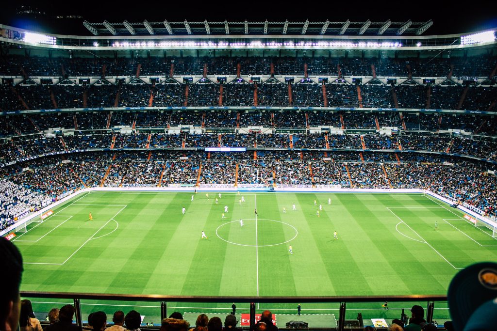 Estádio de futebol durante um jogo