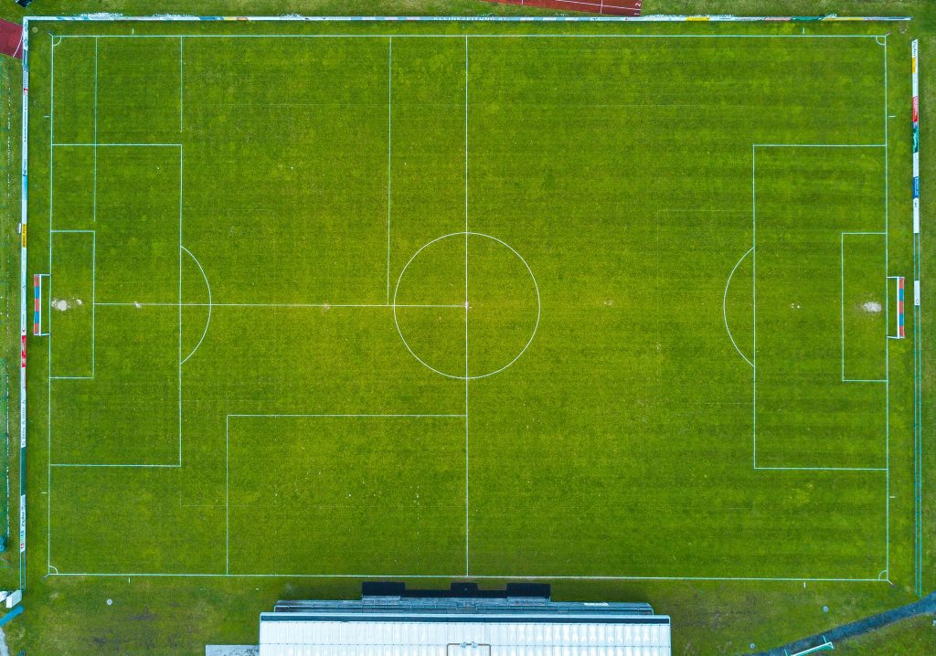 Campo de futebol vazio.