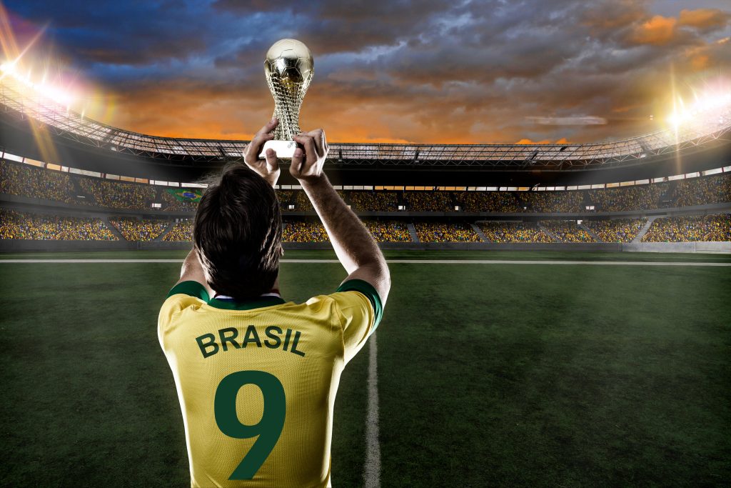 Jogador brasileiro erguendo a taça da Copa do Mundo.
