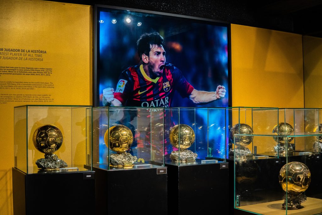 Messi com troféus. 