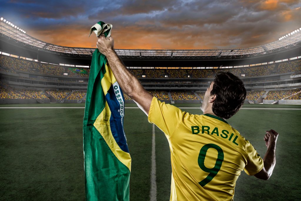 Torcedor brasileiro, com a bandeira da nação.