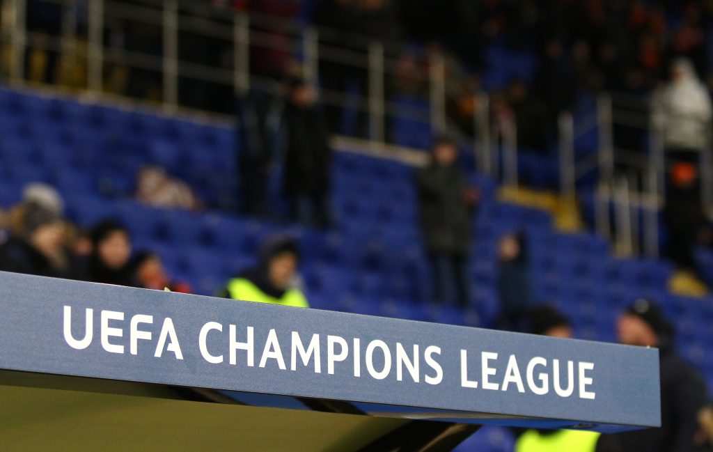 "UEFA Champions League" escrito em uma madeira. 