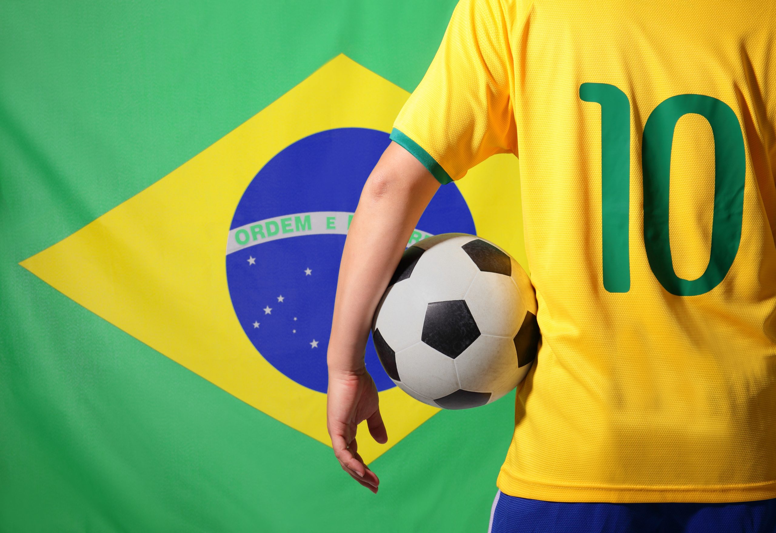Pessoa com a camisa 10 do Brasil, segurando bola.