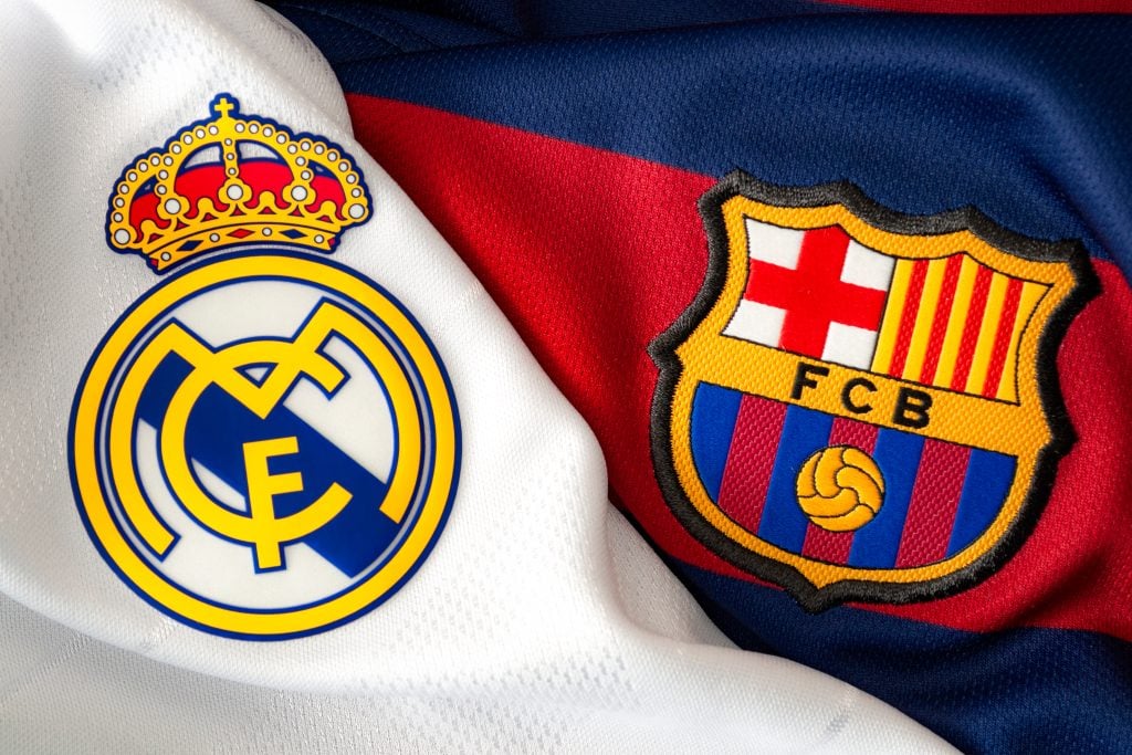 Camisetas do Barcelona e Real Madrid, representando times de quem é melhor Messi ou Cristiano Ronaldo.