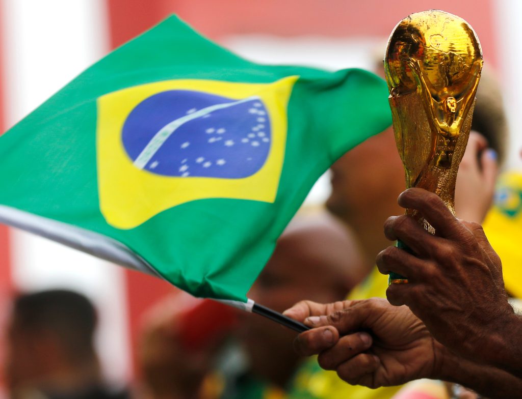 Torcedor brasileiro, segurando a bandeira. 