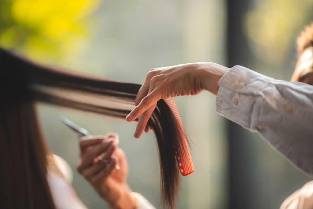 Mulher cortando o cabelo.